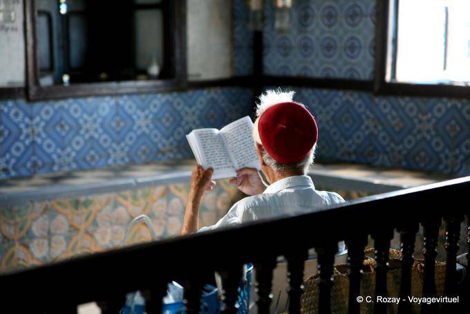 Rabbin en lecture, synagogue Ghriba, Djerba - Tunisie