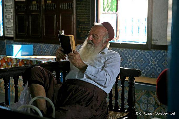 Batlanim récitant, synagogue de la Ghriba, Djerba - Tunisie