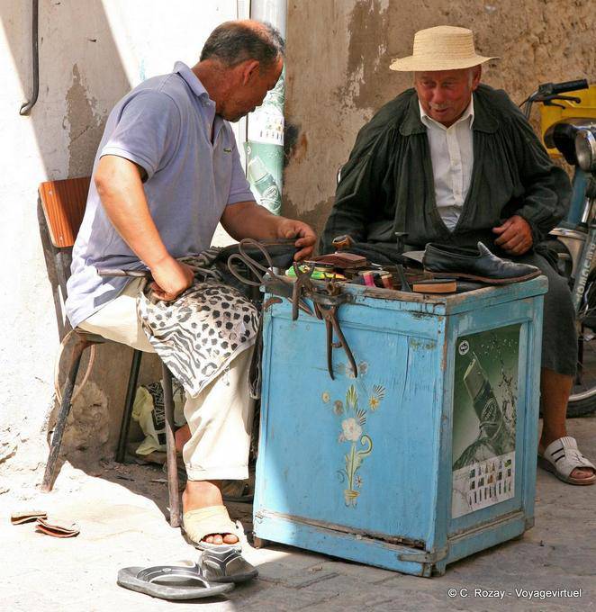 Cordonnier de rue, Djerba, Houmt Souk - Tunisie