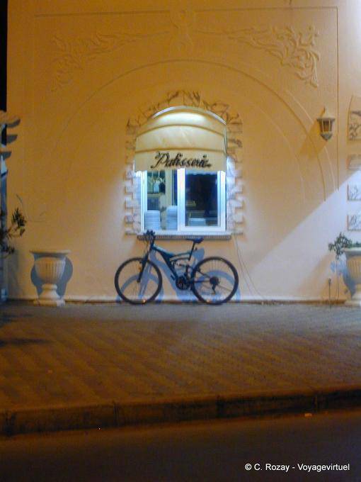 Vélo et pâtisserie, Djerba, Houmt Souk - Tunisie