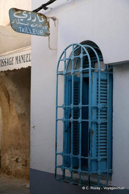 Tailleur et fenêtre, Houmt Souk - Tunisie