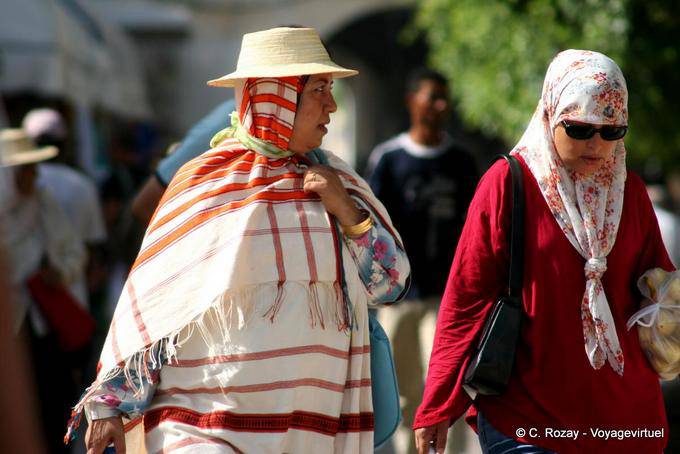 Femme au harem djerbien, Houmt Souk - Tunisie