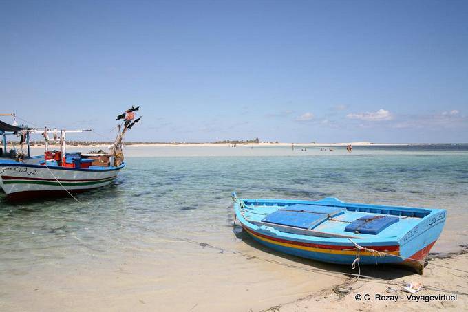 Dans le canal de la Seguia, plage de Djerba - Tunisie