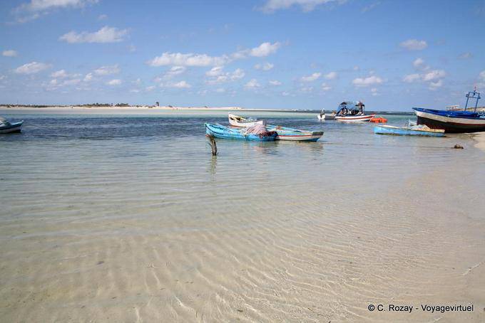 Bateaux amarrés dans le canal, plage de la Seguia, Djerba - Tunisie