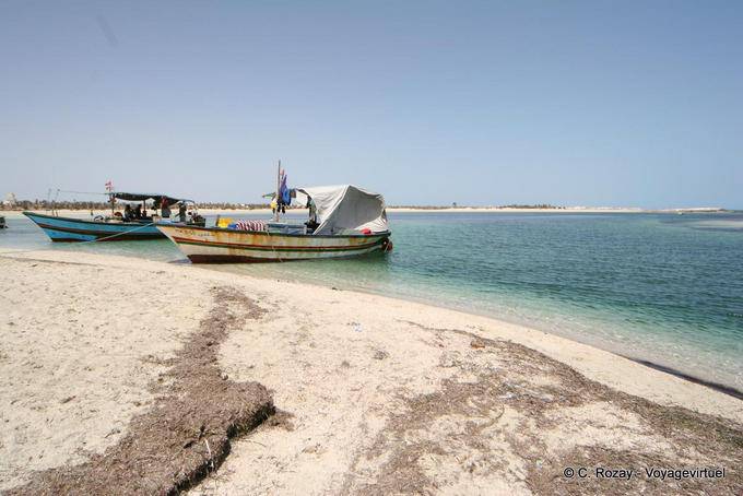 Petits bateaux de pêche à l'amarrage, Djerba Seguia plage - Tunisie