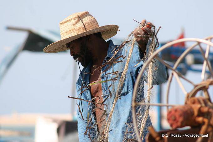 Seguia, nettoyage des filets, Djerba - Tunisie