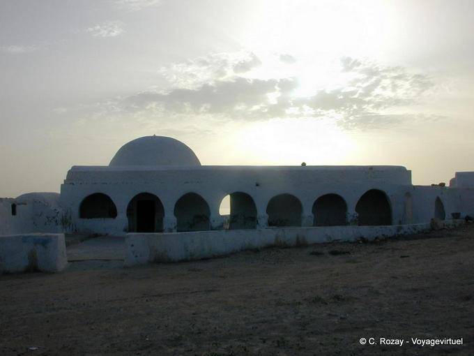Arcades de la mosquée Sidi Jmour, vue en contre-jour, Djerba - Tunisie