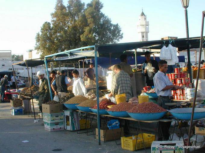 Etal de légumes secs, marché de Douz - Tunisie