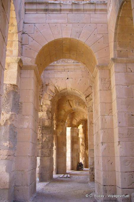 Coursives extérieures rénovées de l'Amphithéâtre d'El Jem - Tunisie