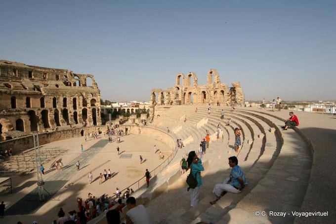 Partie restaurée des gradins de pierre de la cavea, Amphithéâtre d'El Jem - Tunisie