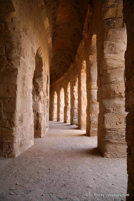 Amphithéâtre d'El Jem, galerie circulaire voûtée - Tunisie