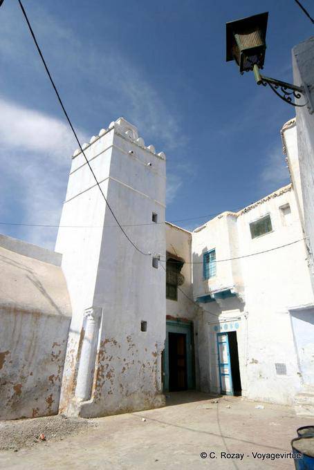 Kairouan, minaret blanc dans un coin de la ville - Tunisie