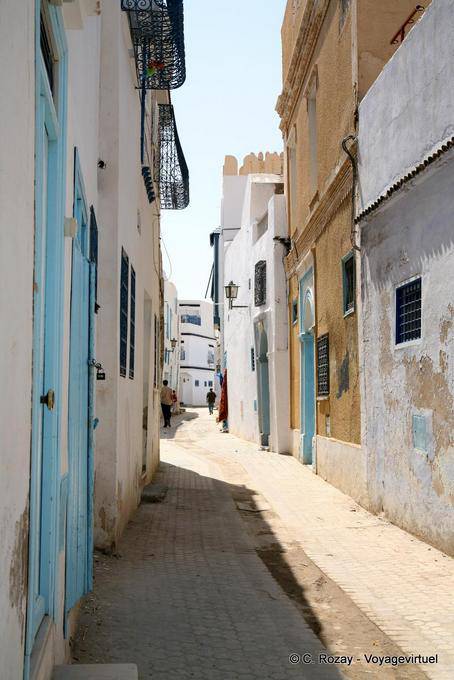 Passage dans une ruelle, visite virtuelle de Kairouan (القيروان) - Tunisie
