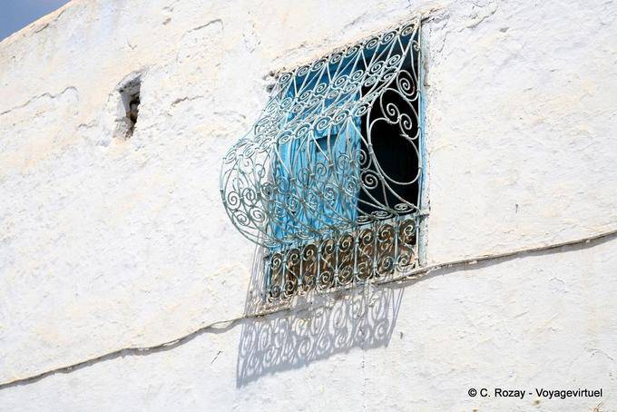Ombre de fenêtre en fer forgé, Kairouan - Tunisie