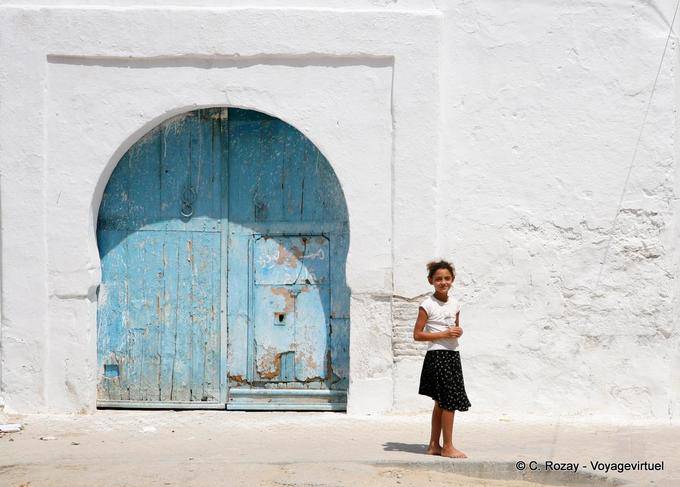 Petite fille devant la porte, Kairouan - Tunisie