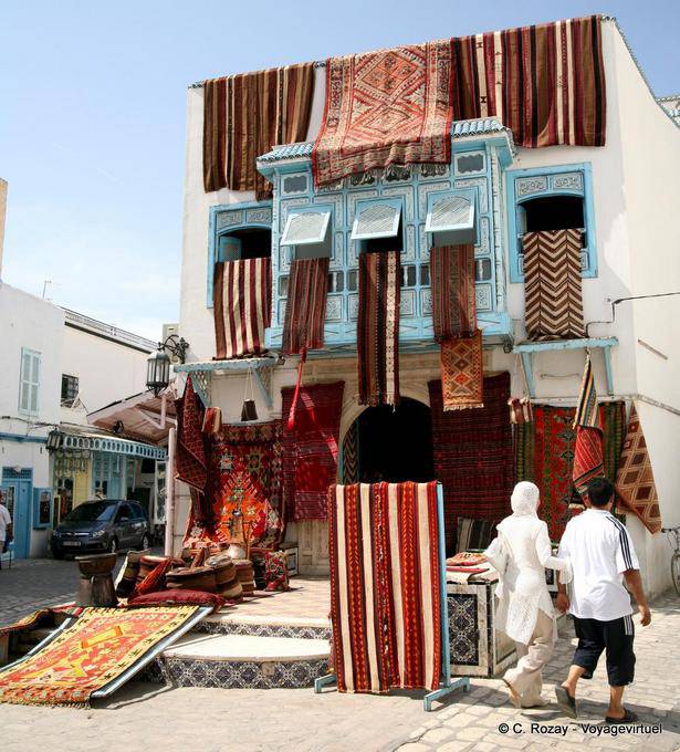 Exposition à l'angle de la rue du Tapis et rue Belhaouane, Kairouan - Tunisie