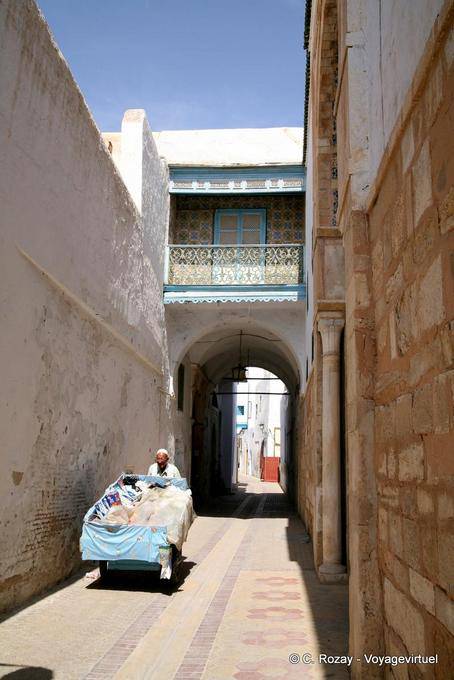 Kairouan, porteur dans une ruelle - Tunisie