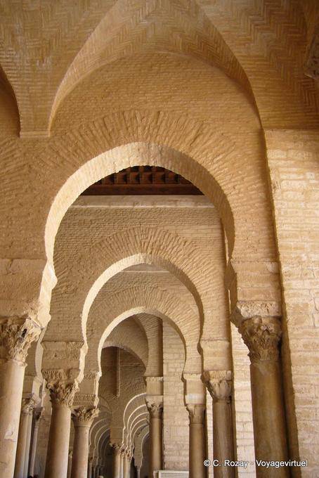 Voûte et colonnes du portique occidental, Mosquée Oqba Ibn Nafaa, Kairouan - Tunisie