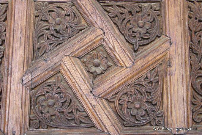 Détail des sculptures sur une porte en bois, Mosquée Jamaa Oqba Ibn Nafi, Kairouan - Tunisie
