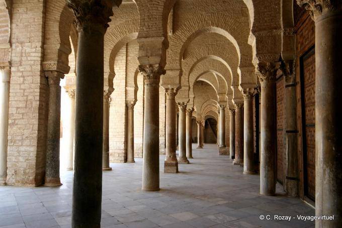 Arc outrepassé et colonnes fines, Grande mosquée, Kairouan - Tunisie