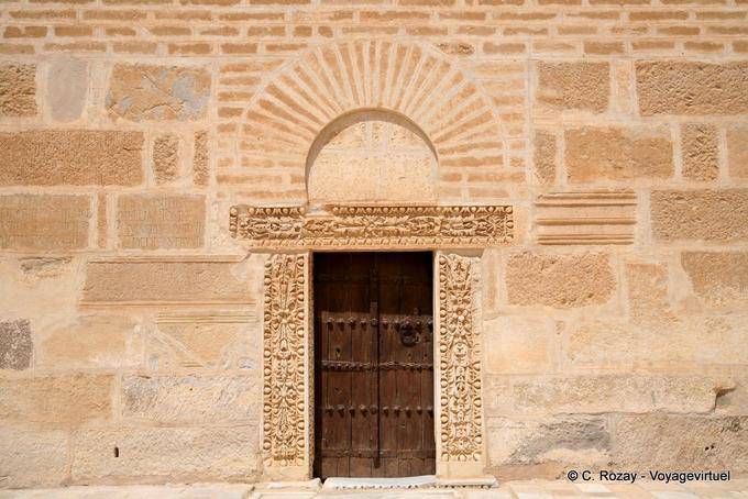 Petite porte au pied du minaret, Grande Mosquée Sidi Oqba, Kairouan - Tunisie