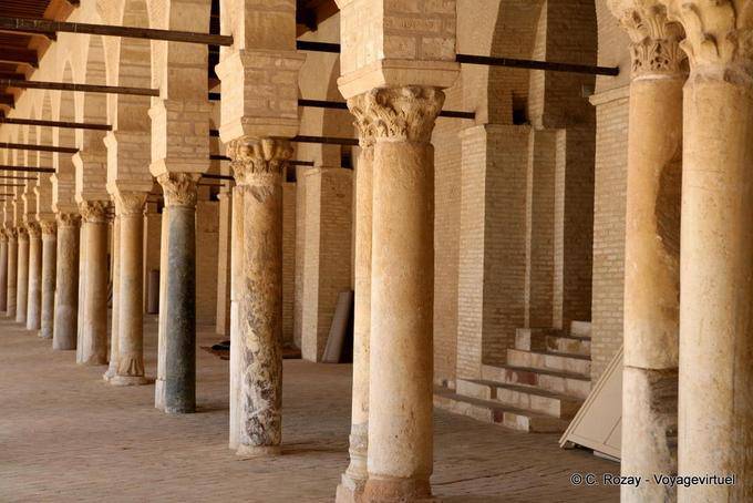 Colonnades coiffées de chapiteaux variés, Jamaa Sidi Oqba, Kairouan - Tunisie
