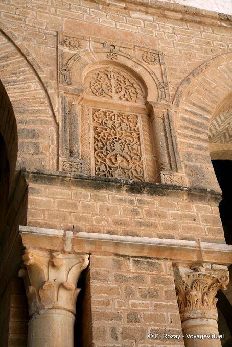 Sculpture sur un mur, Mosquée Sidi Oqba, Kairouan - Tunisie