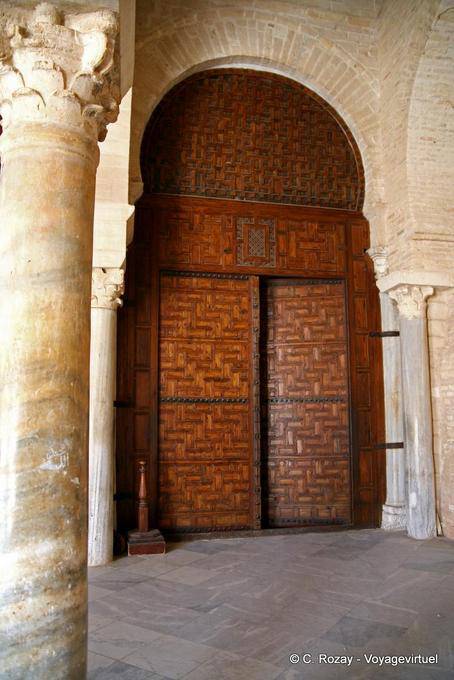 Une porte de la Mosquée Oqba Ibn Nafaa, Kairouan - Tunisie