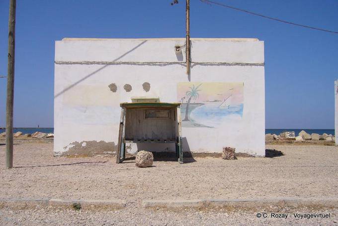 Maison peinte en bord de mer, Iles Kerkennah - Tunisie