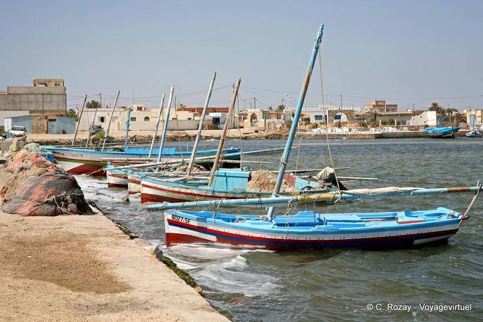 Alignement de floukas dans le vieux port, El Attaya, Kerkennah - Tunisie
