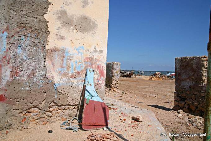 Gouvernail sur mur lépreux, El Attaya, Kerkennah - Tunisie