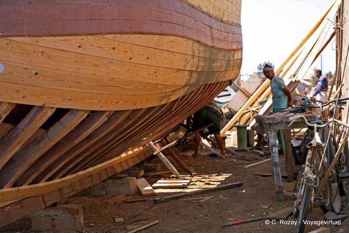 Vue extérieure de la construction d'un bateau traditionnel, El Attaya - Tunisie