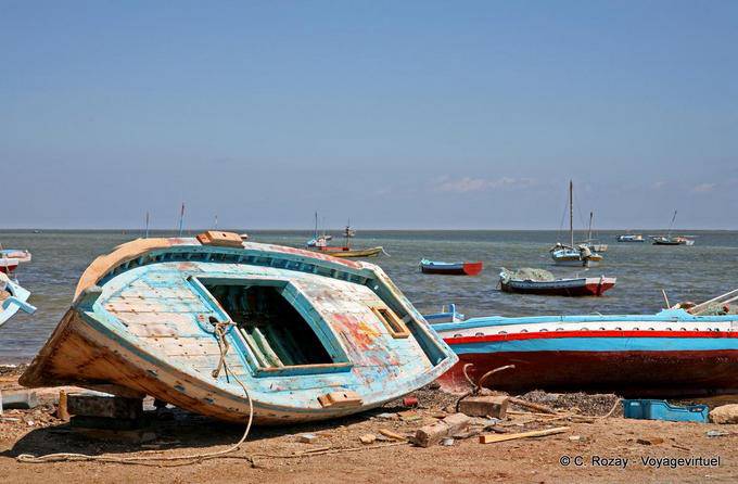 Barque sur le flanc, el Attaya, Kerkennah - Tunisie