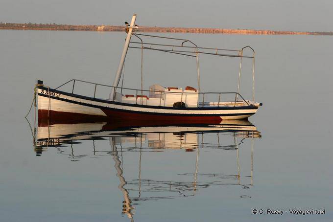 Bateau photographié au petit matin, archipel de Kerkennah, Ouled-Kacem - Tunisie
