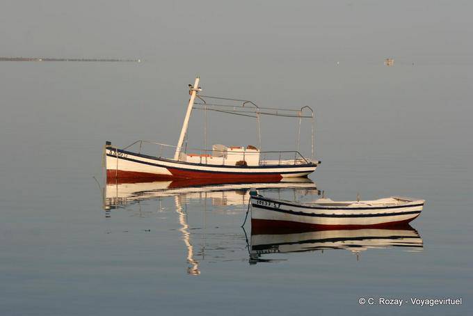 Bateaux dans le calme du matin, Ouled Kacem, Kerkennah - Tunisie