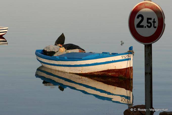 Barque sur miroir et panneau, Ouled Kacem, Kerkennah - Tunisie