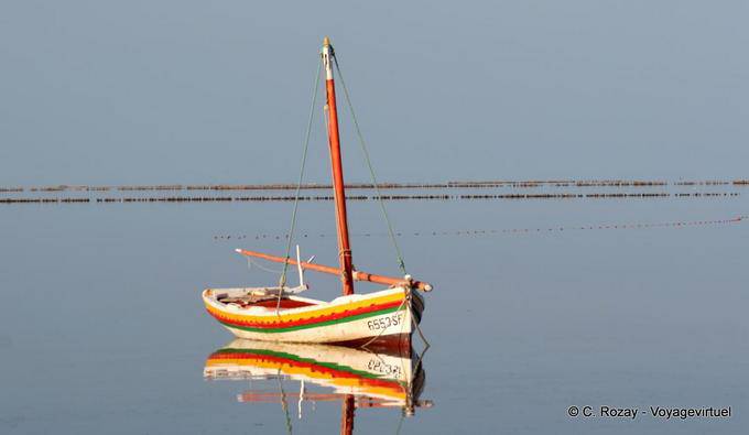 Matin calme et flouka en miroir, Ouled Kacem, Kerkennah - Tunisie
