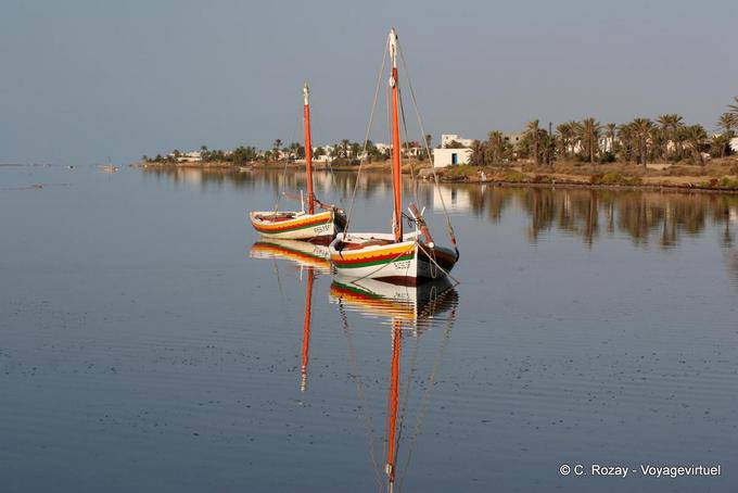 Reflets de floukas au matin, Ouled Kacem, Kerkennah - Tunisie