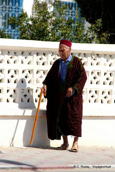 Vieux Kerkennien en habit traditionnel, Remla, Kerkennah - Tunisie