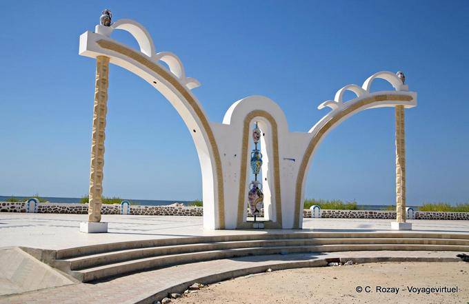 Le monument vers la mer, Remla, Kerkennah - Tunisie