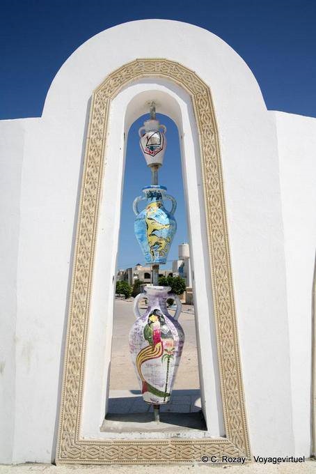 Amphores peintes sur un monument, Remla, Kerkennah - Tunisie