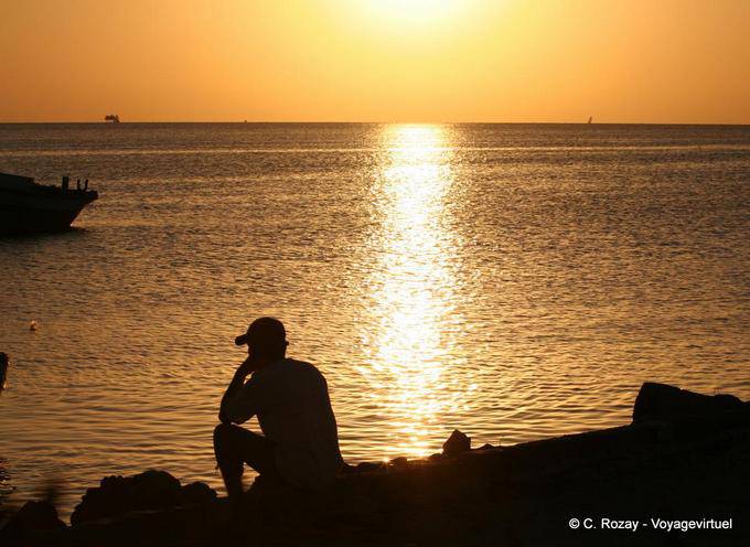 Homme pensif au couchant, Sidi Frej, Kerkennah - Tunisie