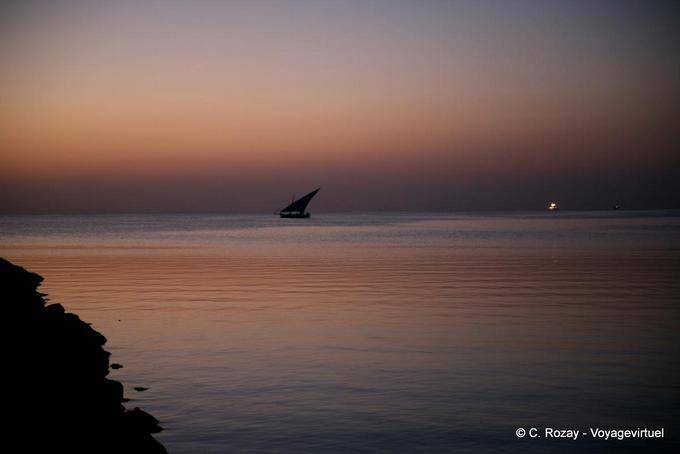 Felouque dans la nuit tombante, Sidi Frej, Kerkennah - Tunisie