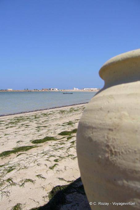 Poterie dans anse sablonneuse de Kraten, Rass Ejiija, Sidi Tebali, Kerkennah - Tunisie