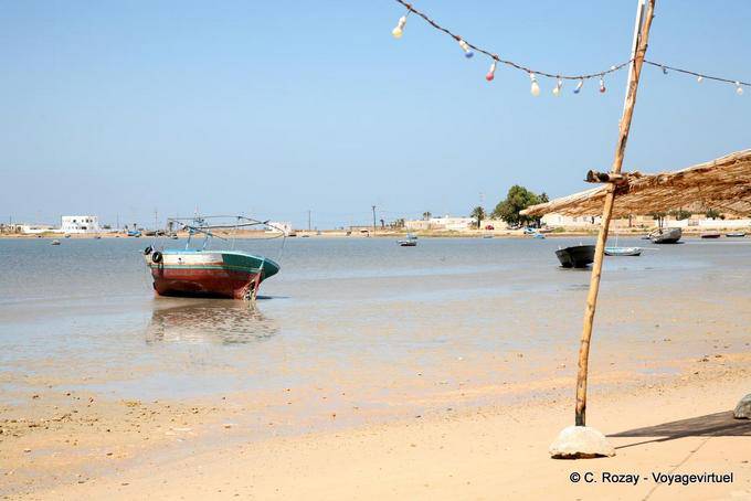 le bateau du pêcheur d'éponge plage à Kraten Sidi Tebani Kerkennah - Tunisie