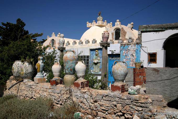 Délire artistique devant la maison de Mouldi Zalila, Amm Khmayyes, Kerkennah - Tunisie