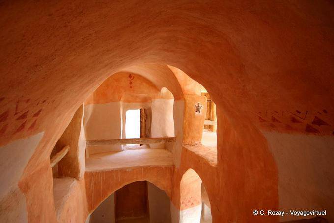 Intérieur colorée de ghorfa, Ksar Haddada - Tunisie