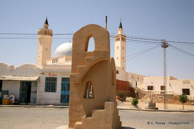 Devant la mosquée, Ksar Haddada - Tunisie