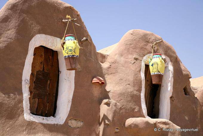 Amphores peintes suspendues, Ksar Haddada - Tunisie