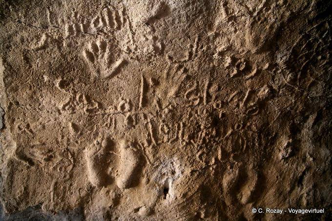 Signes, mains et pieds en relief, Ksar Joumaa - Tunisie